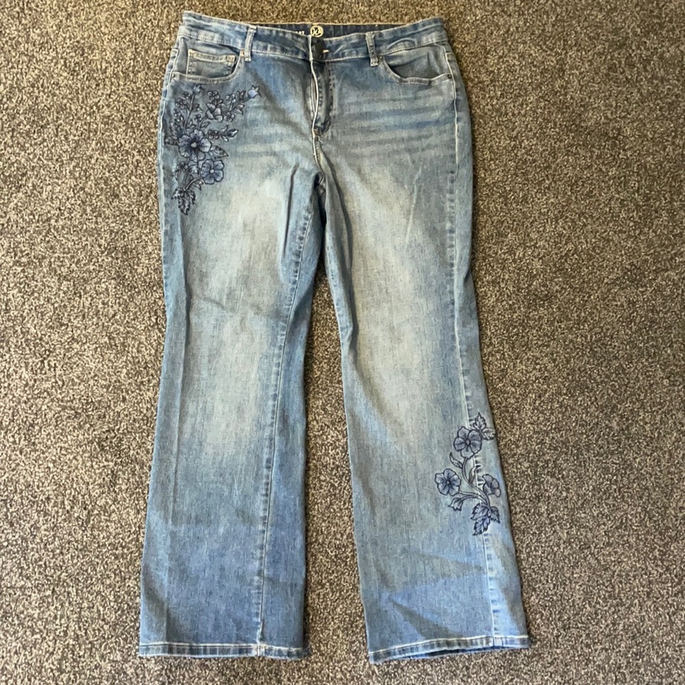 Size 16 signature Dressbarn jeans.